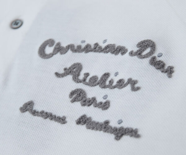 Áo Polo Dior Atelier Embroidered White ngực thêu chữ