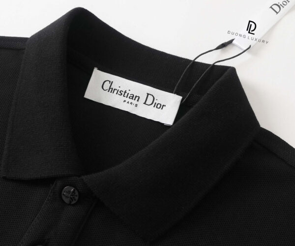Áo Polo Dior màu đen hoạ tiết ngực thêu chữ