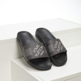 Dép quai ngang Louis Vuitton caro xám họa tiết in log chữ