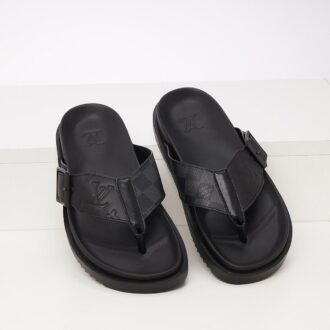 Dép tông Louis Vuitton hoa chìm họa tiết khóa cài