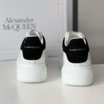 Giày Alexander McQueen gót nhung đen Like Auth