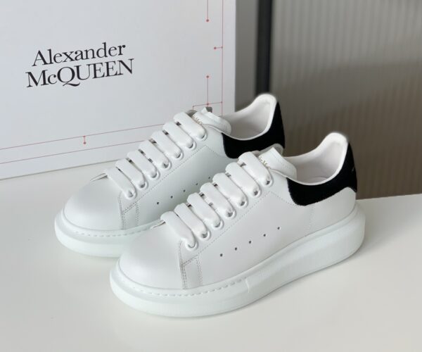 Giày Alexander McQueen gót nhung đen Like Auth