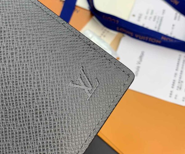 Ví ngắn Louis Vuitton Slender Wallet họa tiết logo in chìm da taiga màu xám like auth 1:1