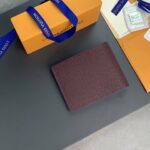 Ví ngắn LV Slender Wallet da taiga màu nâu đỏ họa tiết logo in chìm like auth 1:1