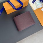 Ví ngắn LV Slender Wallet da taiga màu nâu đỏ họa tiết logo in chìm like auth 1:1