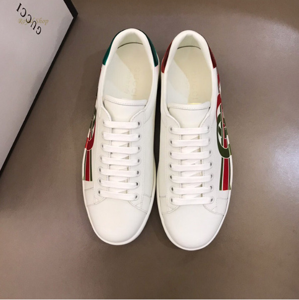 Cách buộc dây giày Gucci kiểu ngang