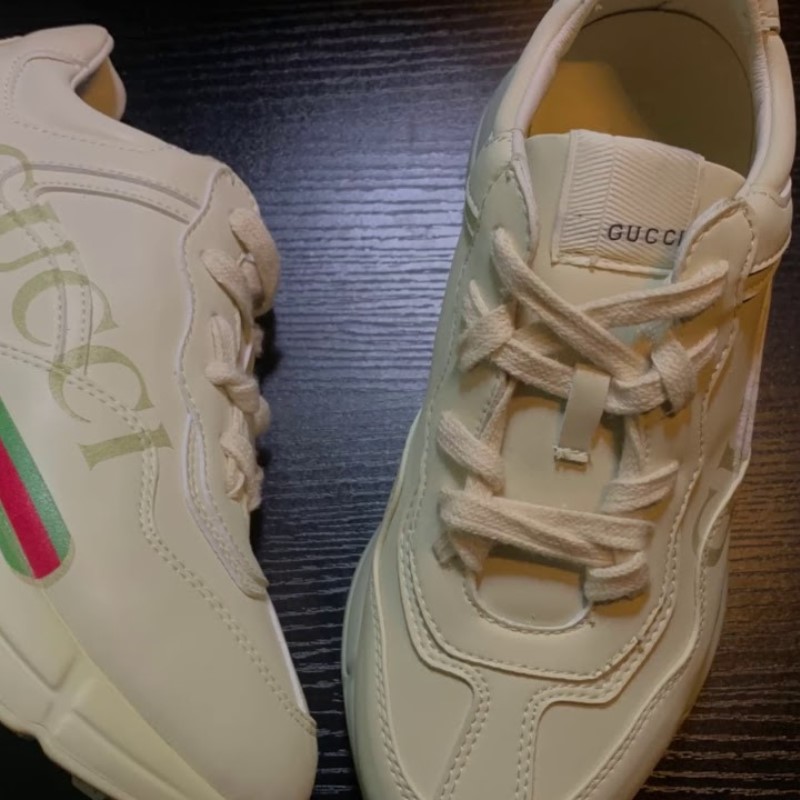 Cách buộc dây giày Gucci kiểu rối bời