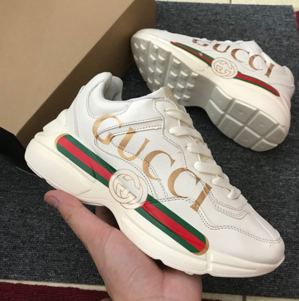 Cách buộc dây giày Gucci theo hình quả trám