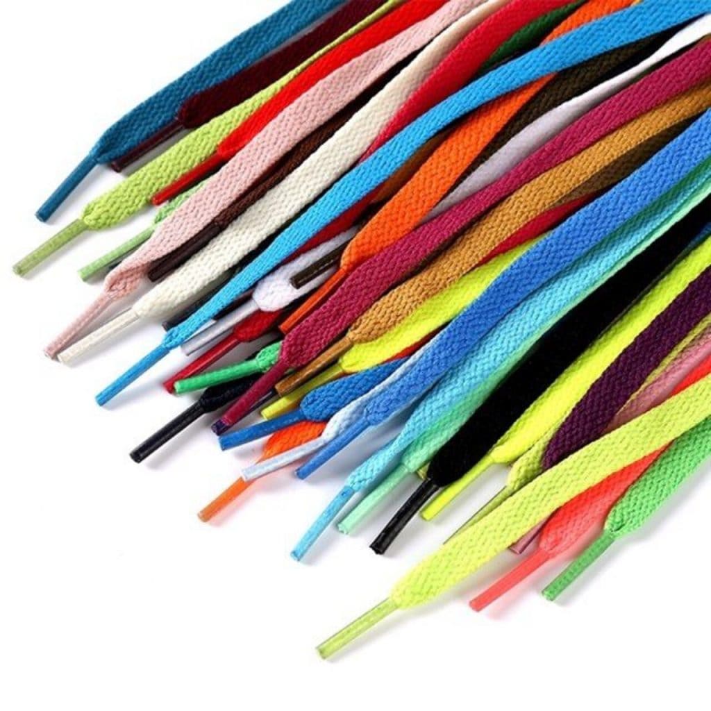 Dây giày có nhiều màu và được làm từ nhiều chất liệu khác nhau