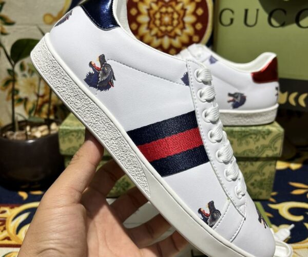 Giày Gucci Sói có thiết kế đặc trưng với hình ảnh sói