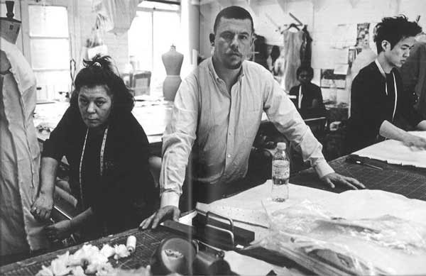 Lịch sử phát triển thương hiệu thời trang Alexander McQueen