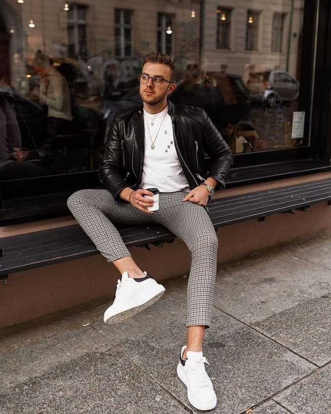 Mix quần vải với giày McQueen nếu bạn yêu thích có một diện mạo mang chút thư sinh