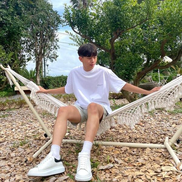 Năng động và trẻ trung với quần short và giày Mcqueen