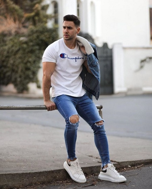 Phối đồ quần jeans với giày Alexander Mcqueen cá tính, mạnh mẽ