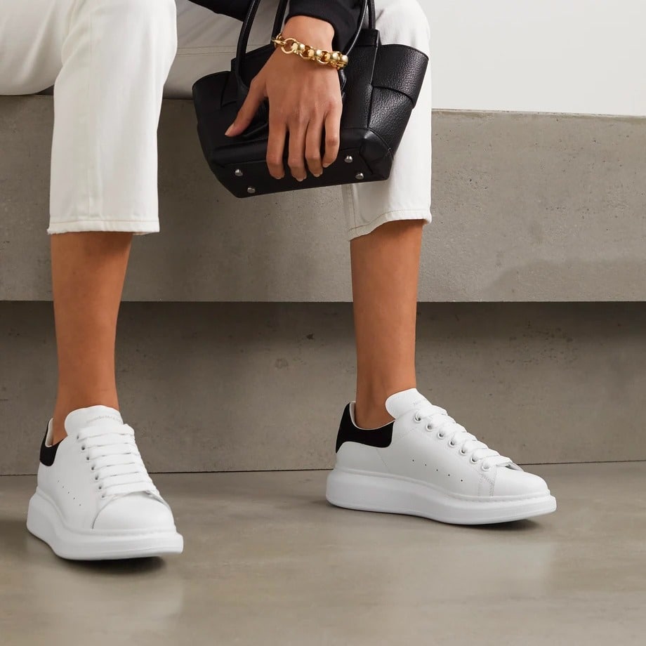 Phối giày McQueen với quần lửng cùng màu