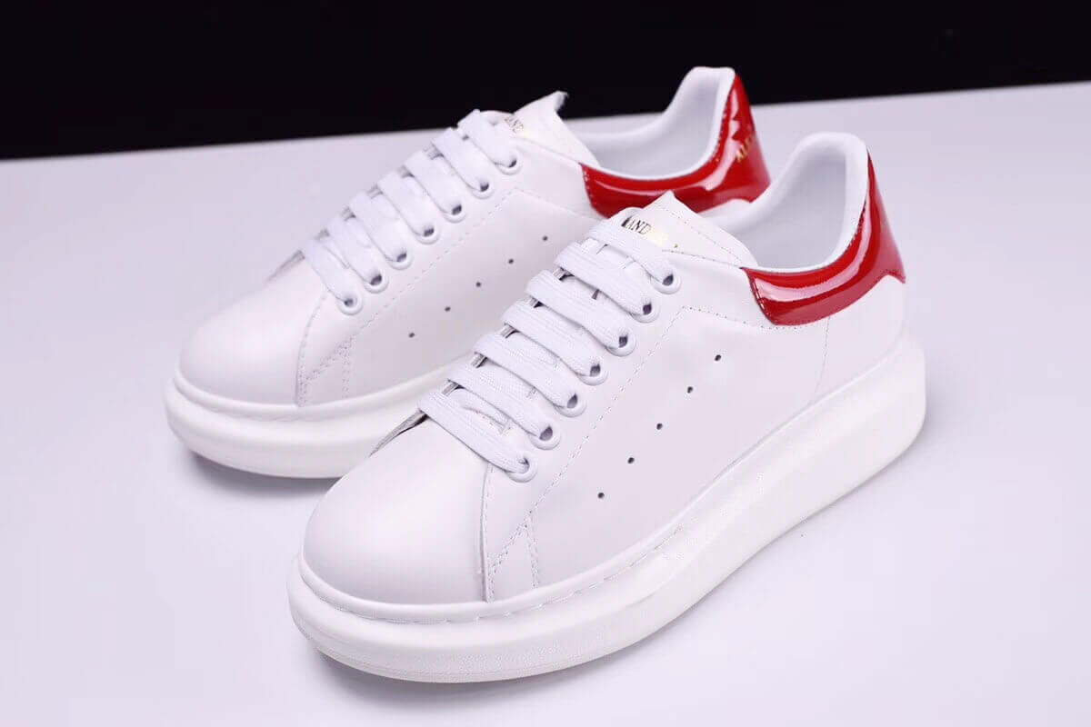 Tùy thuộc ngân sách của mỗi người mà nên cân nhắc có mua giày McQueen F1