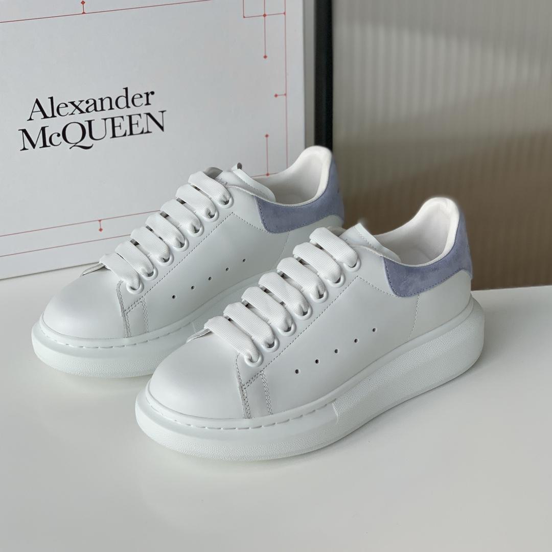 Xỏ dây giày đúng cách và cẩn thận sẽ giúp đôi giày của bạn đẹp và chắc chắn