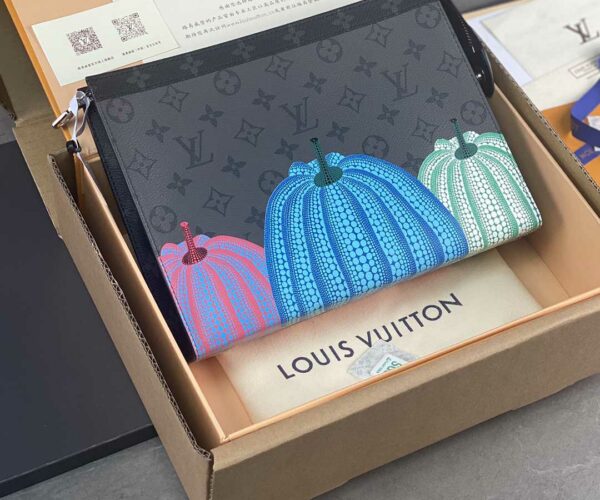 Clutch Louis Vuitton LV x YK Pochette Voyage in bí ngô Like Auth