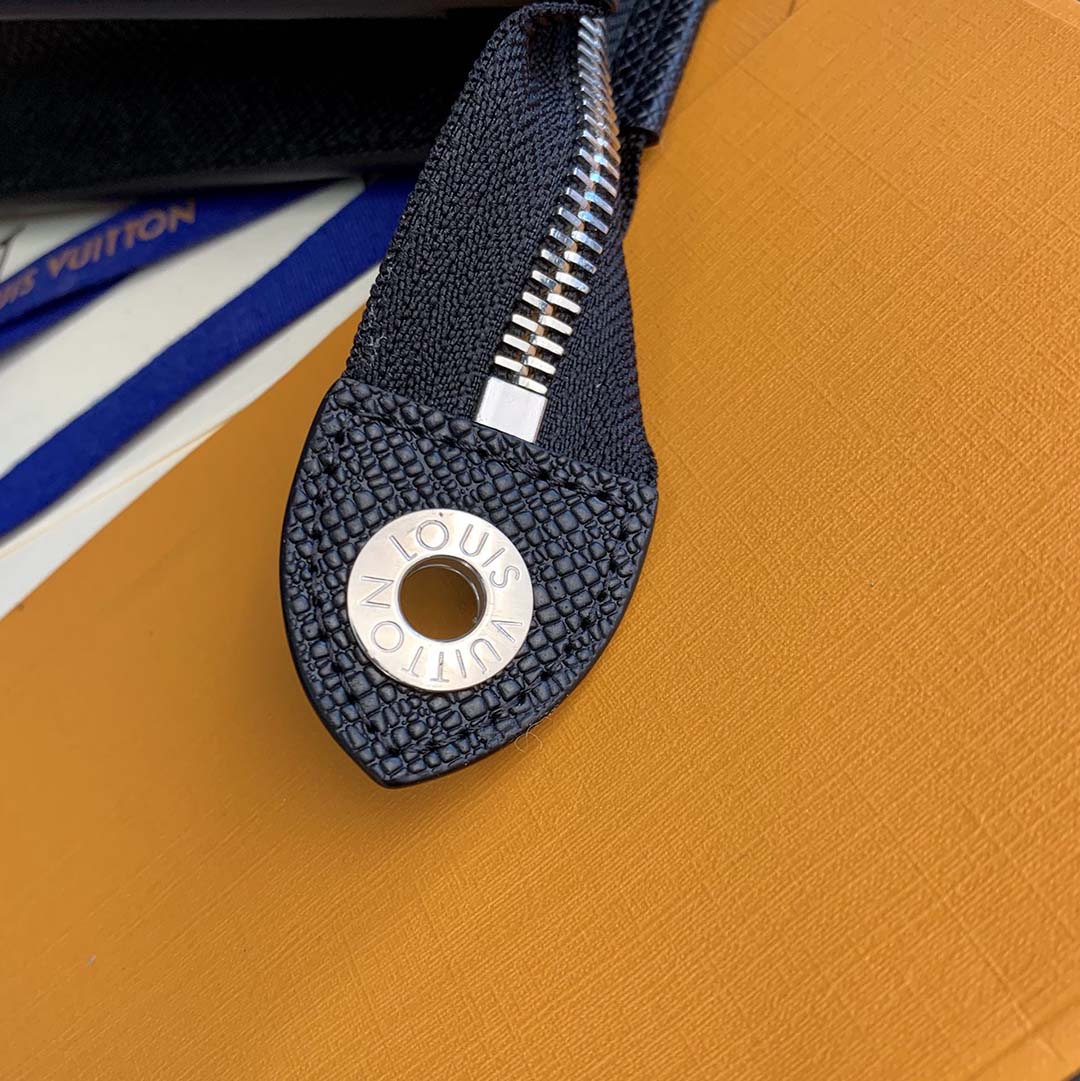 Clutch Louis Vuitton Pochette Voyage MM Graphite hoạ tiết caro xám Like Auth