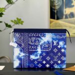 Clutch Nam LV Pochette Voyage MM Màu Xanh Pha Mono Trắng Like Auth