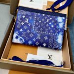 Clutch Nam LV Pochette Voyage MM Màu Xanh Pha Mono Trắng Like Auth