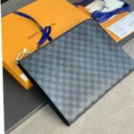 Clutch nam Louis Vuitton Pochette Jour GM caro xám đen Like AuthClutch nam Louis Vuitton Pochette Jour GM caro xám đen Like Auth