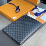 Clutch nam Louis Vuitton Pochette Jour GM caro xám đen Like Auth