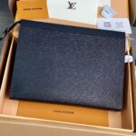 Clutch nam Louis Vuitton tam giác da Epi màu đen