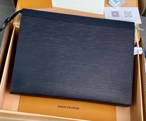 Clutch nam Louis Vuitton tam giác da Epi màu đen