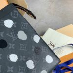 Clutch LV x YK Pochette Voyage Monogram Eclipse hoạ tiết sơn bạc Like Auth