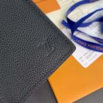 Ví gập Louis Vuitton Brazza da nhăn logo chìm Like Auth 1:1