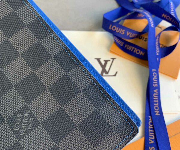 Ví gập Louis Vuitton Brazza viền xanh họa tiết caro xám Like Auth