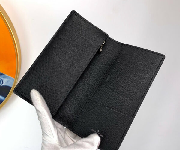 Ví gập Louis Vuitton Brazza Wallet da epi họa tiết logo chữ vàng Like Auth