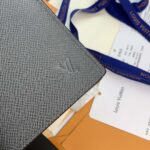 Ví gập Louis Vuitton Brazza Wallet taiga grey logo chìm Like Auth