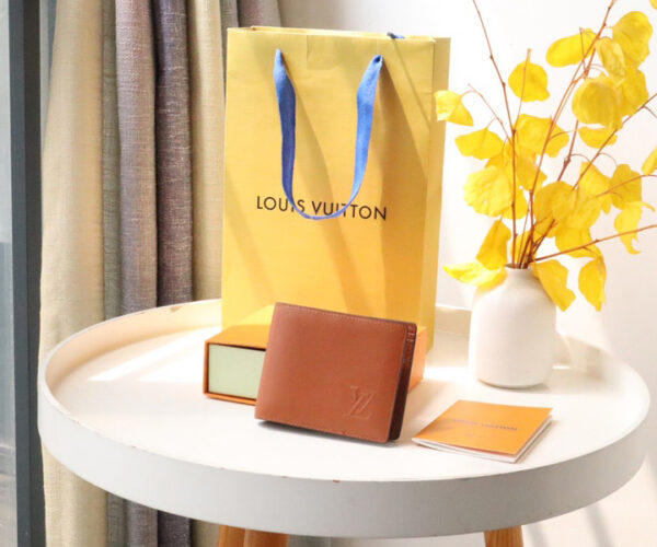 Ví ngắn Louis Vuitton màu nâu họa tiết logo nổi