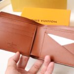 Ví ngắn Louis Vuitton màu nâu họa tiết logo nổi