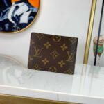 Ví ngắn LV Monogram nổi bật với họa tiết hoa nâu