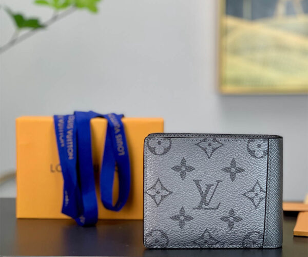 Ví Louis Vuitton da taiga họa tiết Monogram màu xám