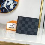 Louis Vuitton nổi bật với hoa văn mang tên thương hiệu kiểu cổ điển