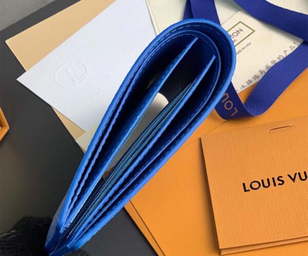 Ví ngắn Louis Vuitton xanh dương họa tiết logo đám mây với thiết kế độc đáo