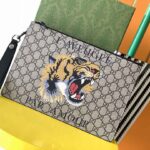 Clutch Nam Gucci hoạ tiết thêu hổ màu xám Like Auth