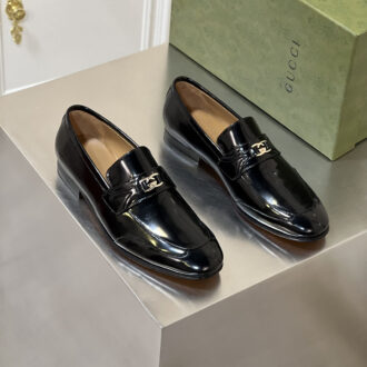 Giày Gucci Interlocking G da bóng logo vàng