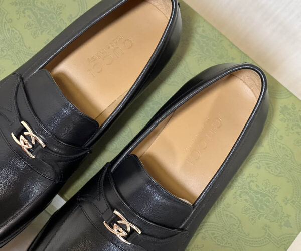 Giày lười Gucci Interlocking G màu đen logo vàng