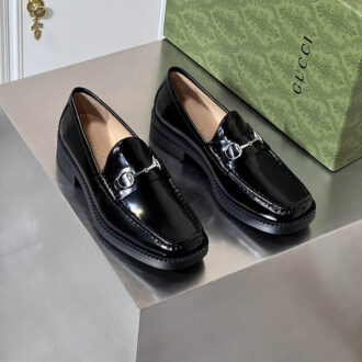 Giày lười Gucci da bóng màu đen tag ngang trắng
