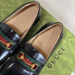 Giày lười Gucci da đen bóng tag ngang viền kẻ đỏ