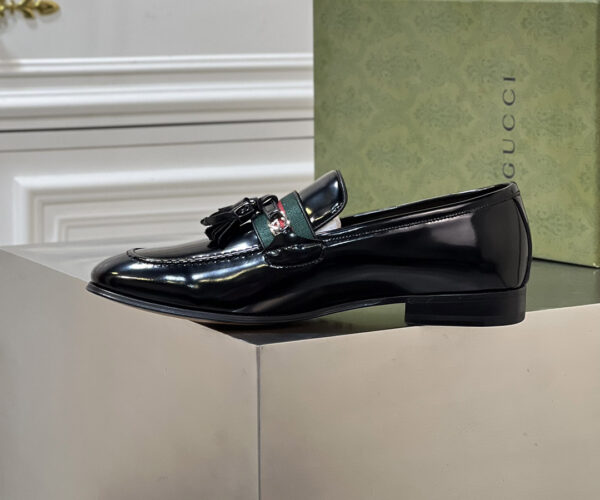 Giày lười Gucci hoạ tiết logo GG màu đen da bóng