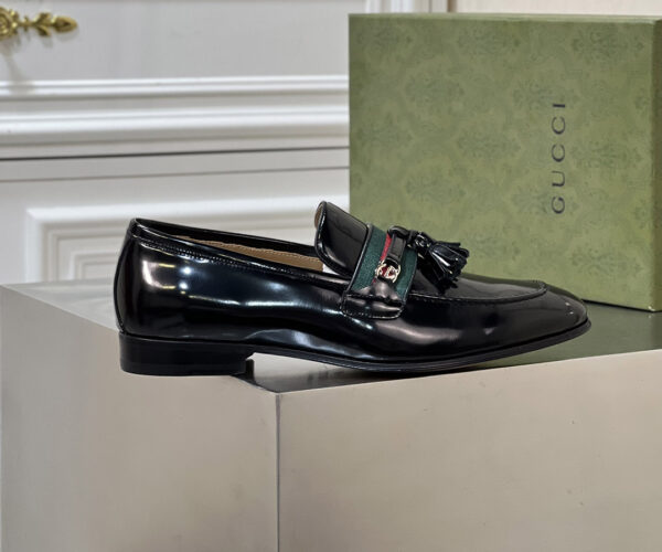 Giày lười Gucci hoạ tiết logo GG màu đen da bóng