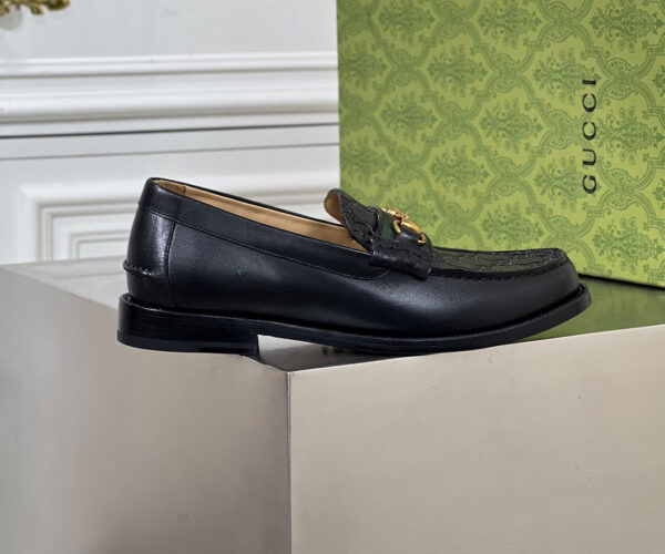 Giày lười Gucci logo dập chìm tag xích ngang màu đen