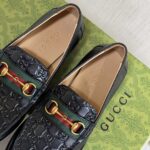 Giày lười Gucci logo dập chìm tag xích ngang màu đen