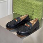 Giày lười Gucci logo dập chìm tag xích ngang màu đen